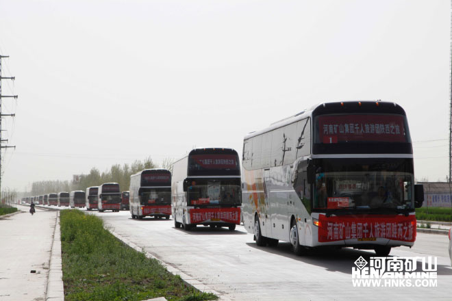 行進(jìn)中的車隊，浩浩蕩蕩，蔚為壯觀.jpg